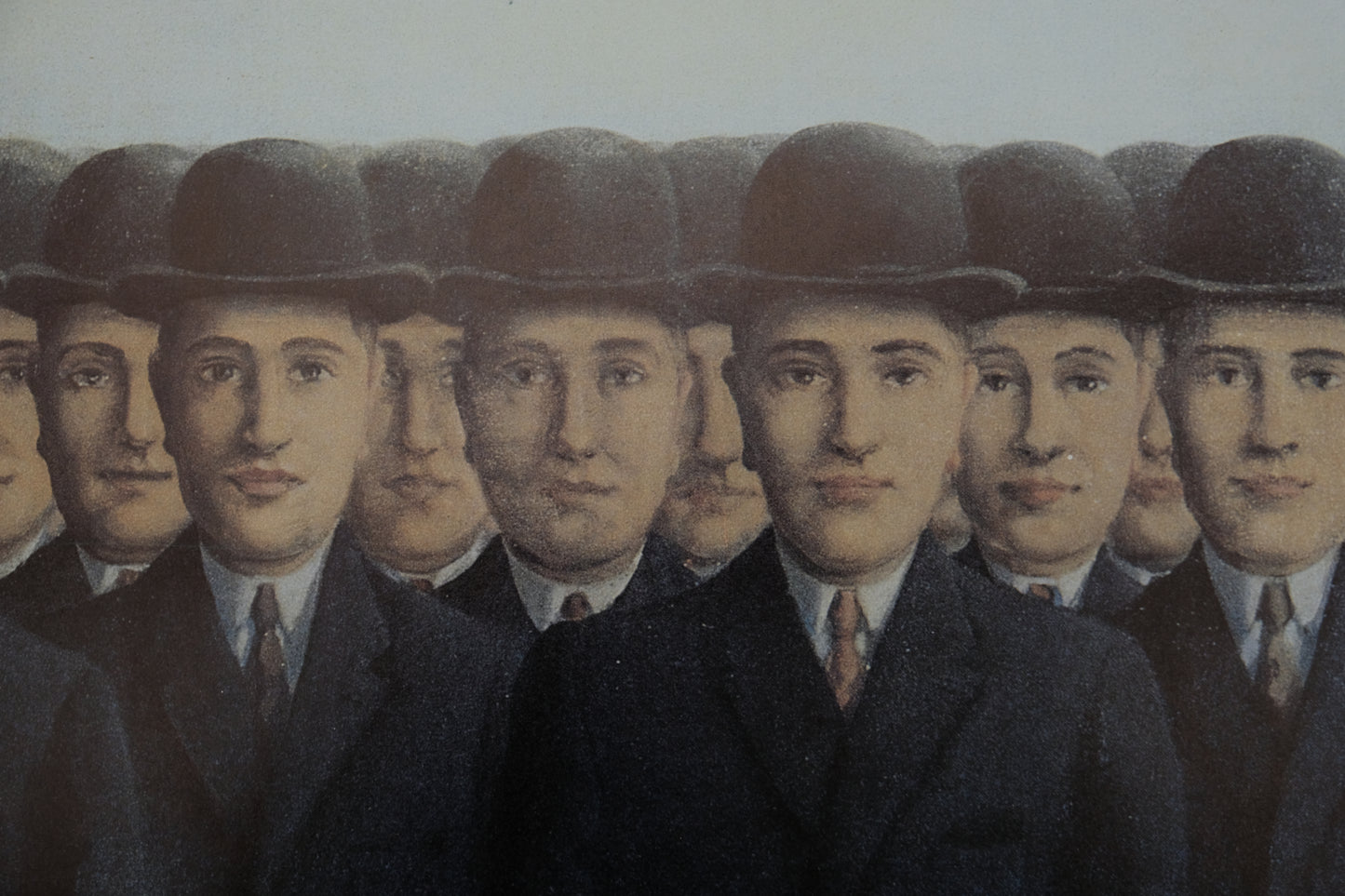 René MAGRITTE : Hommes aux chapeaux - Affiche originale