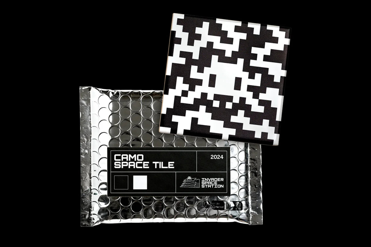 SPACE INVADER : Camo Space Tile (Black and White) - Carreau en céramique
