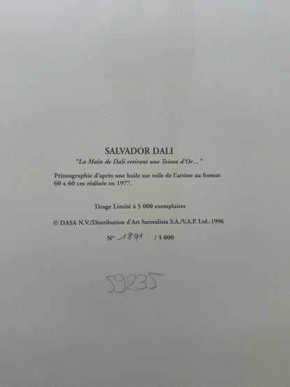 Salvador DALI : La main de Dali retirant une Toison d'Or - Lithographie signée