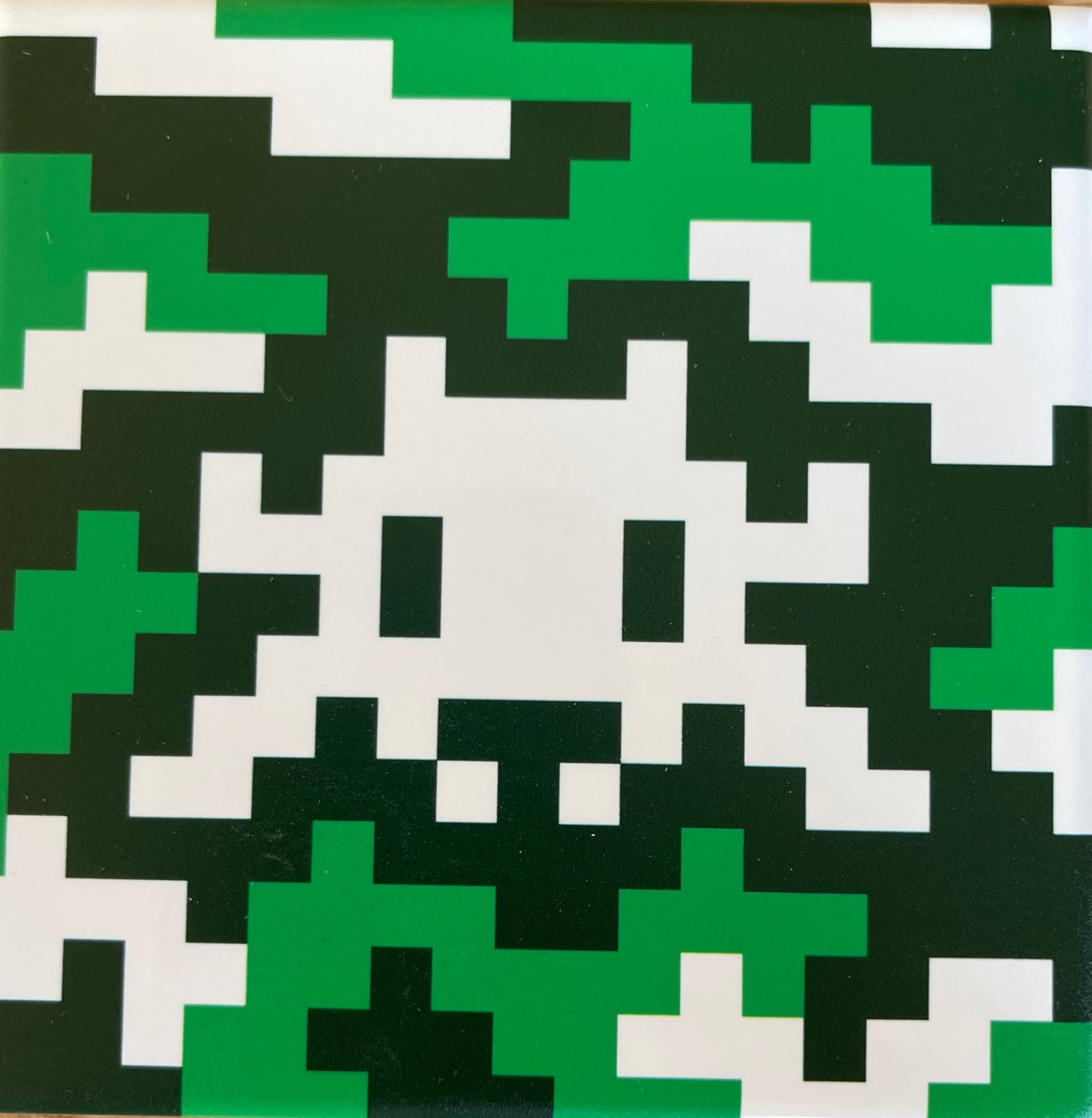 SPACE INVADER : Camo Space Tile (Green) - Carreau en céramique