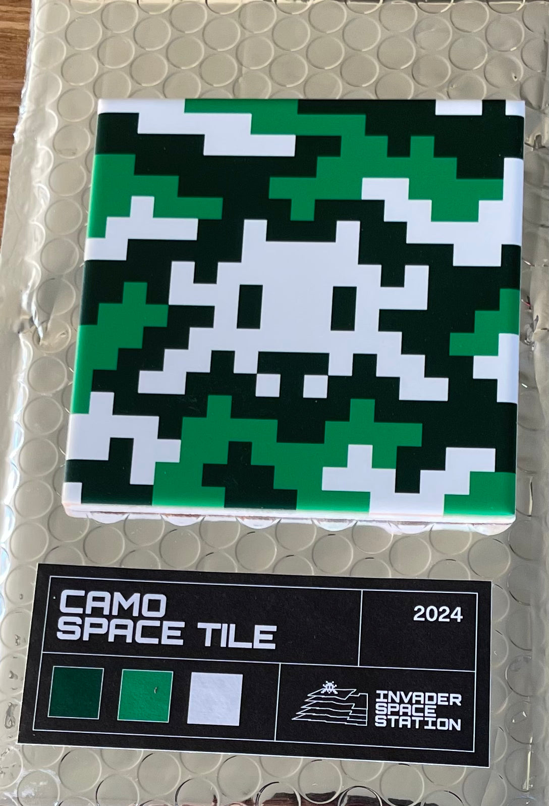 SPACE INVADER : Camo Space Tile (Green) - Carreau en céramique