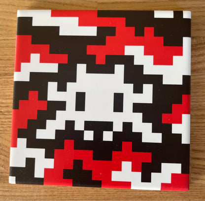 SPACE INVADER : Camo Space Tile (Red and Black) - Carreau en céramique