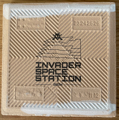 SPACE INVADER : Camo Space Tile (Red and Black) - Carreau en céramique