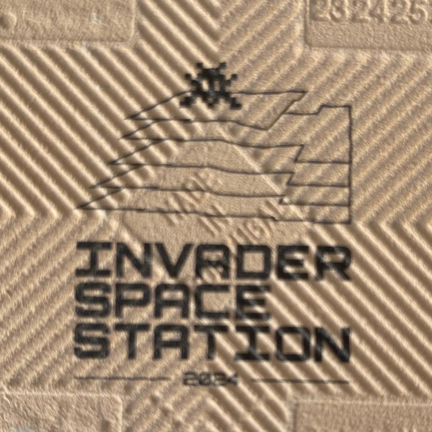 SPACE INVADER : Camo Space Tile (Red and Black) - Carreau en céramique
