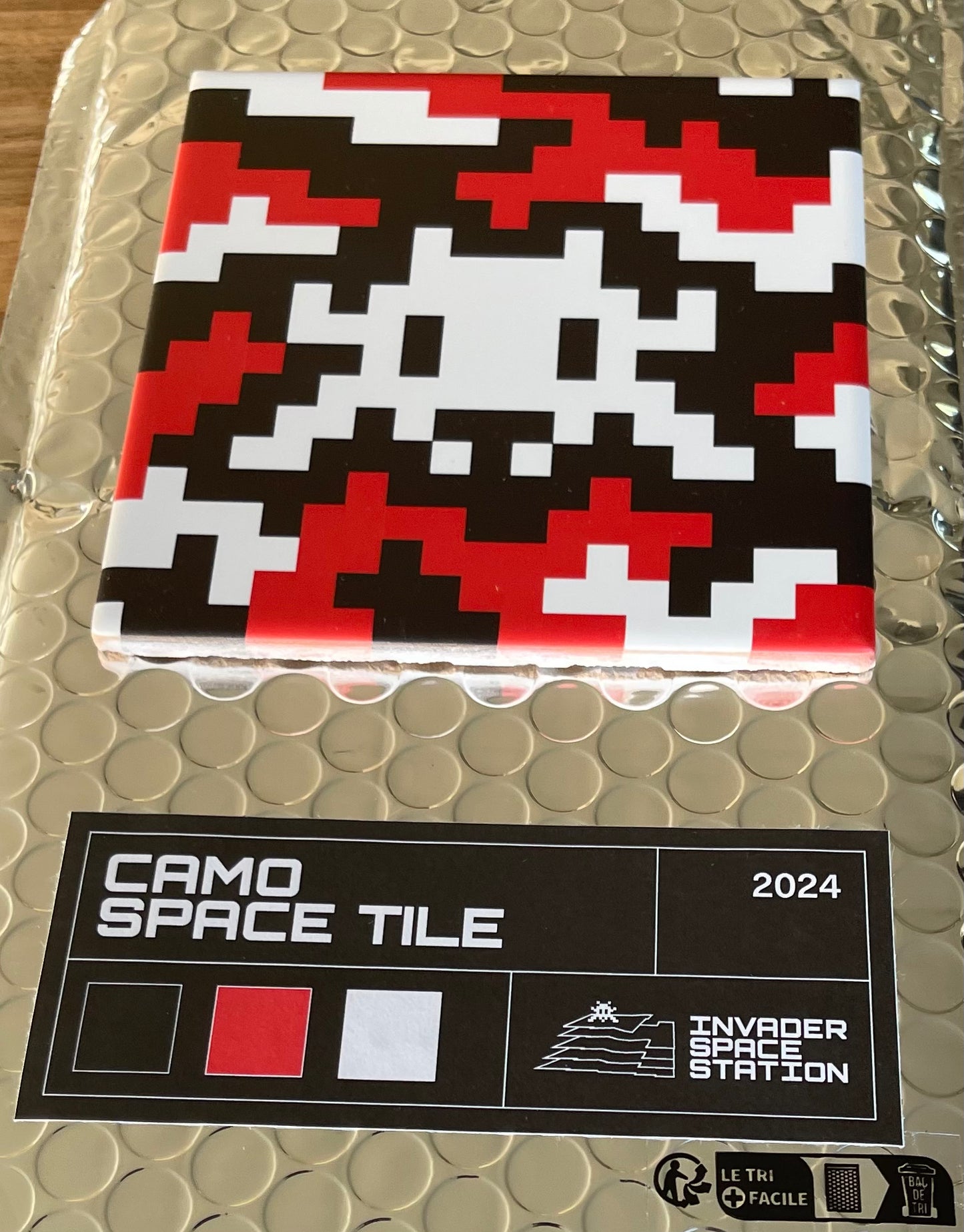 SPACE INVADER : Camo Space Tile (Red and Black) - Carreau en céramique