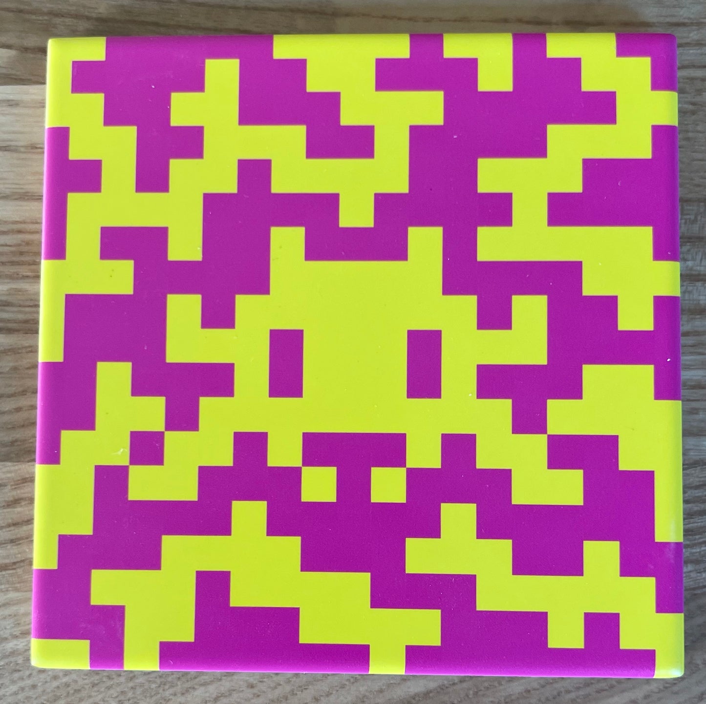 SPACE INVADER : Camo Space Tile (Pink and Yellow) - Carreau en céramique