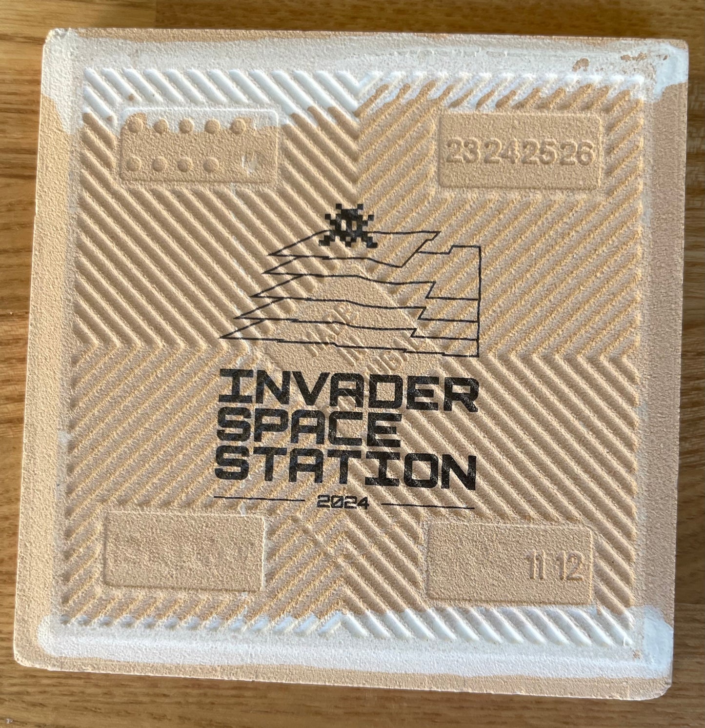 SPACE INVADER : Camo Space Tile (Pink and Yellow) - Carreau en céramique