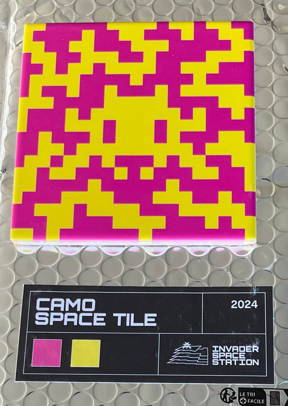 SPACE INVADER : Camo Space Tile (Pink and Yellow) - Carreau en céramique