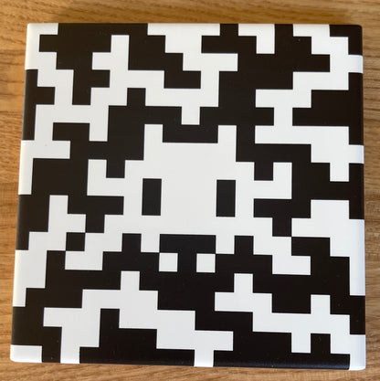 SPACE INVADER : Camo Space Tile (Black and White) - Carreau en céramique