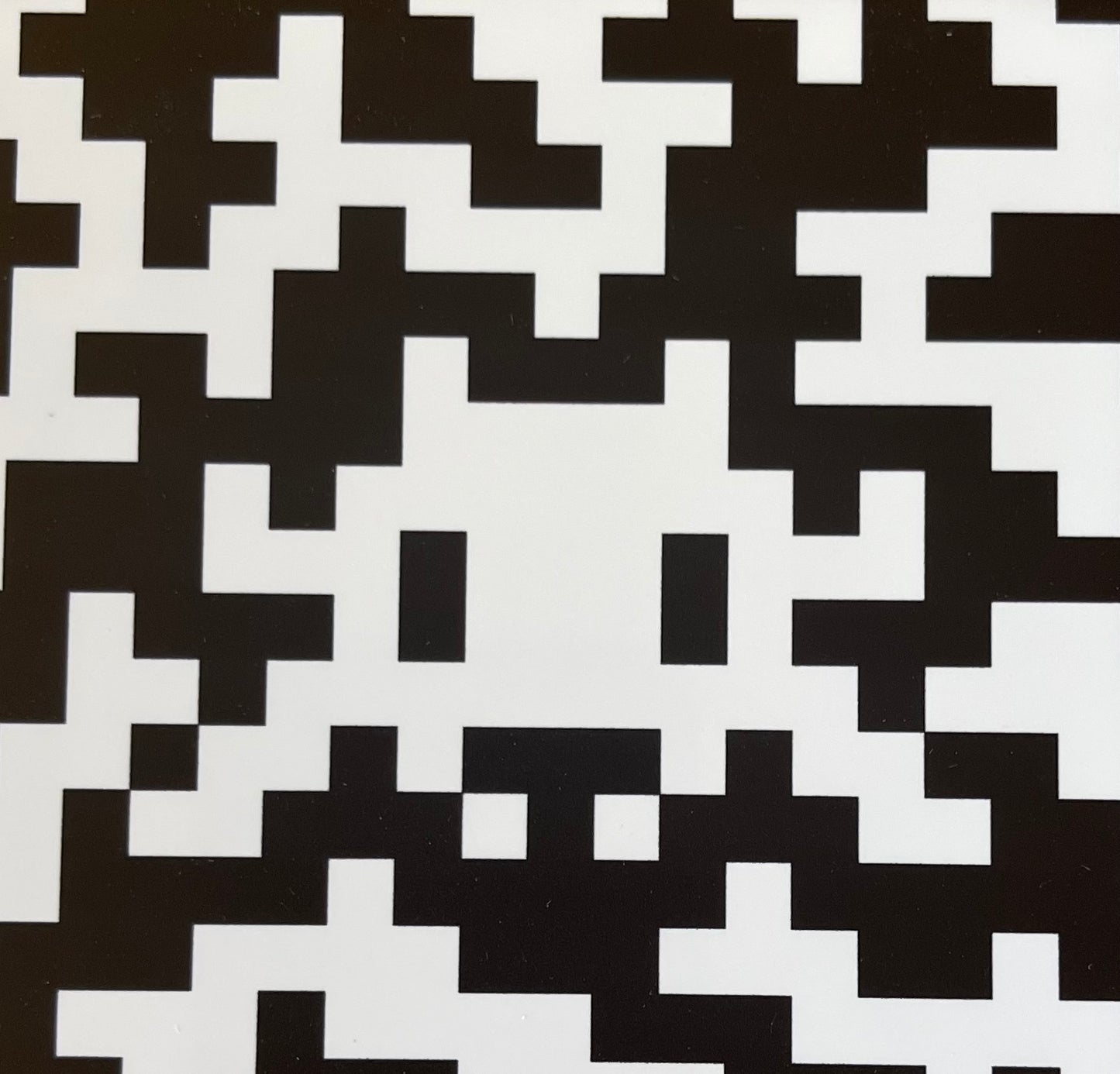 SPACE INVADER : Camo Space Tile (Black and White) - Carreau en céramique