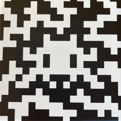 SPACE INVADER : Camo Space Tile (Black and White) - Carreau en céramique