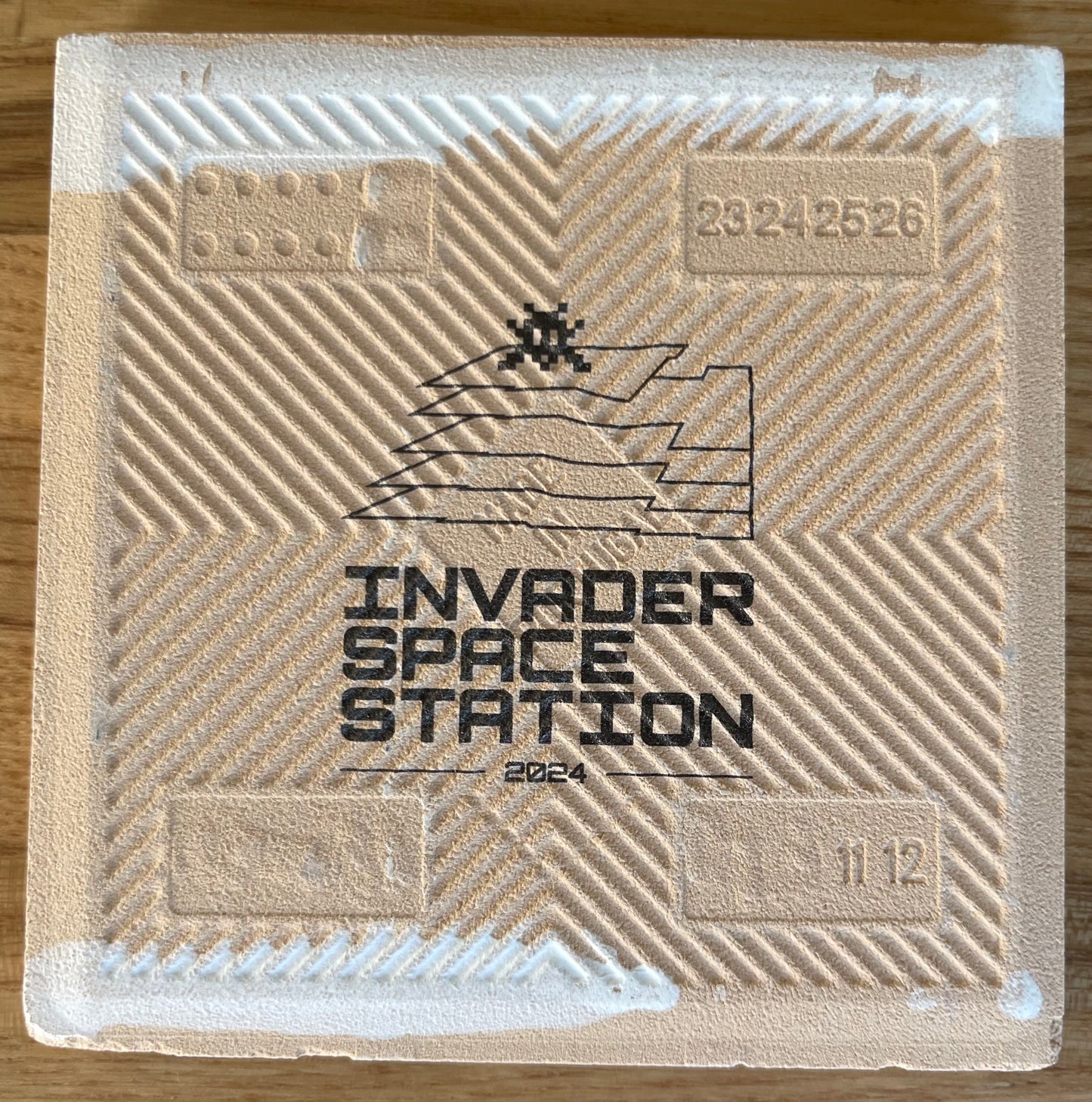 SPACE INVADER : Camo Space Tile (Black and White) - Carreau en céramique