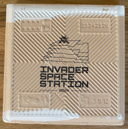 SPACE INVADER : Camo Space Tile (Black and White) - Carreau en céramique