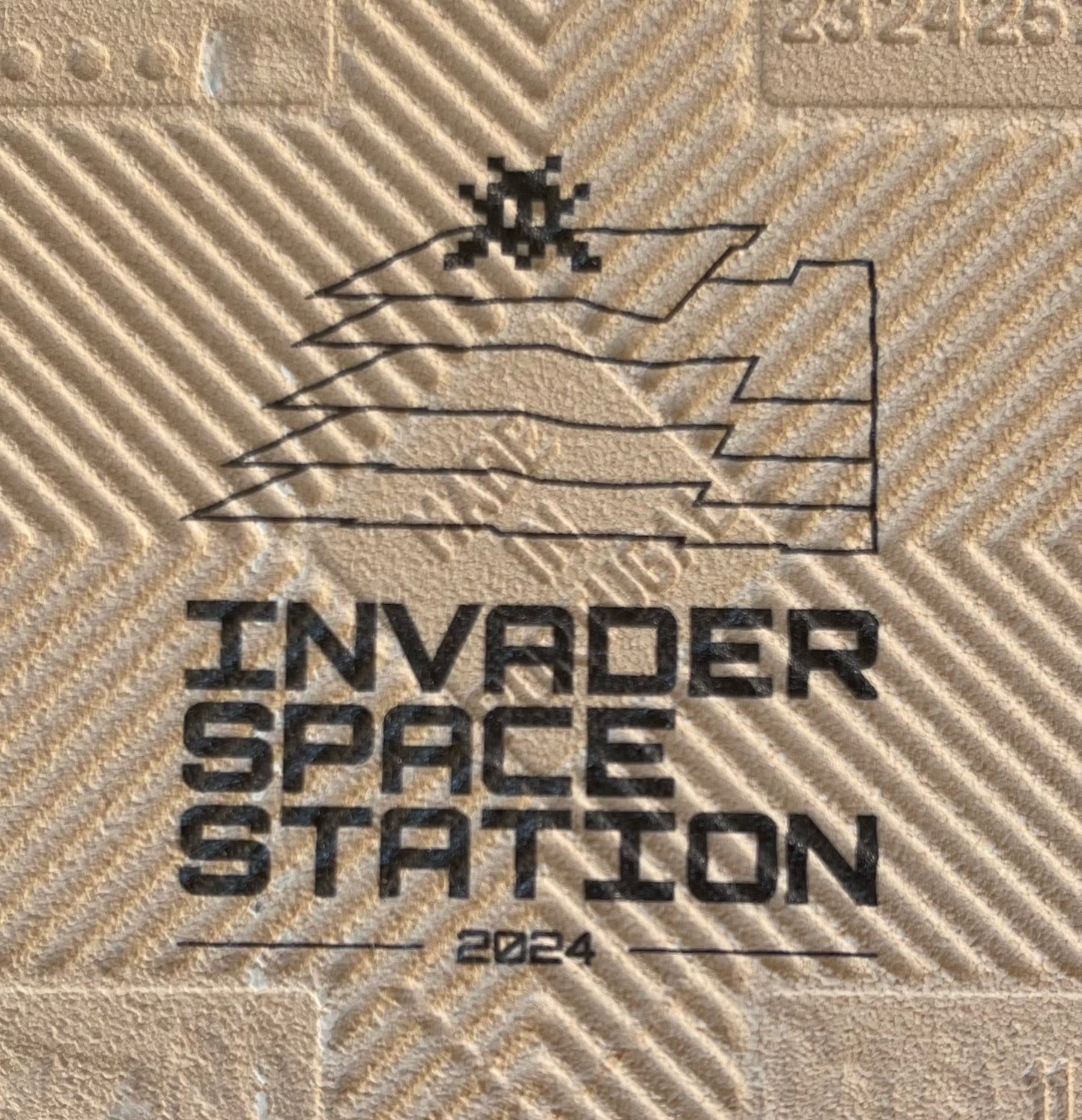 SPACE INVADER : Camo Space Tile (Black and White) - Carreau en céramique