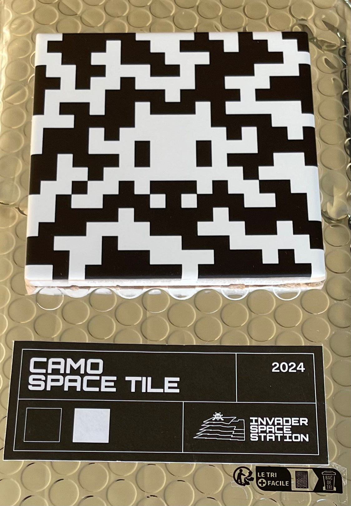 SPACE INVADER : Camo Space Tile (Black and White) - Carreau en céramique