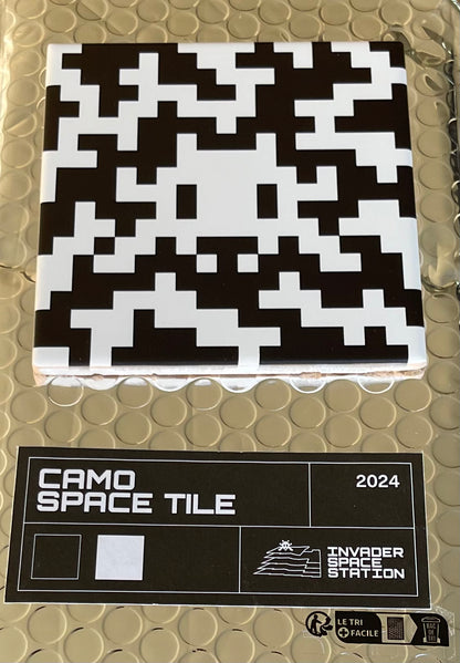 SPACE INVADER : Camo Space Tile (Black and White) - Carreau en céramique