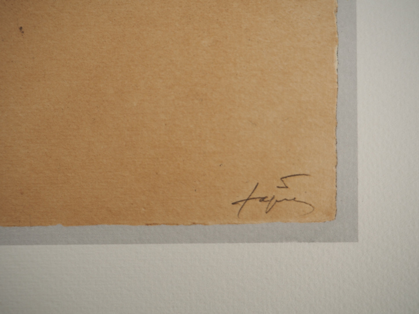 Antoni TAPIES : Relief, Tracés sur le sable - Lithographie signée