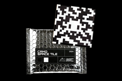 SPACE INVADER : Camo Space Tile (Black and White) - Carreau en céramique